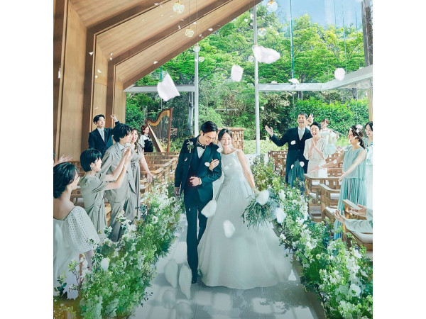 ガラス張りの光の差し込むチャペル