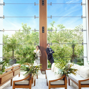 緑と空に包まれた感動的なチャペル|表参道TERRACE/テイクアンドギヴ・ニーズウェディングの写真(48012099)