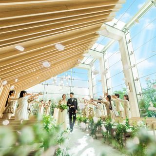 天井高8m、ガラス張りの開放的な空間で誓いを。