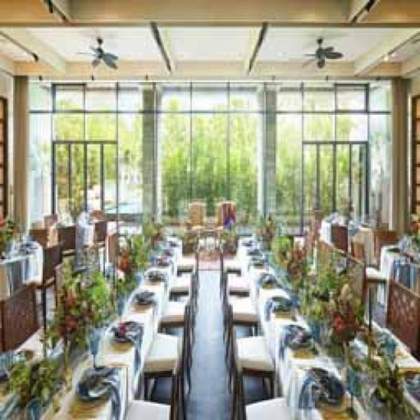 《最大122名収容な披露宴会場》ゲストとの距離感が近く、ウッド調の会場はドレスを引き立たせる空間に♪