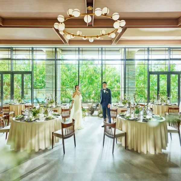《最大122名収容な披露宴会場》ゲストとの距離感が近く、ウッド調の会場はドレスを引き立たせる空間に♪
