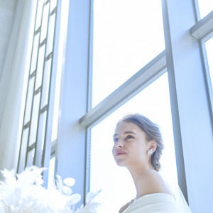 開放的な一面窓から射し込む自然光は、ご新婦様の肌を綺麗に見せる|ラグナスイート 新横浜 ホテル＆ウェディングの写真(39868171)