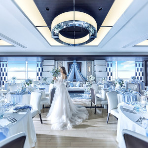 シャンデリアや内装に「さりげない輝き」を施した大人花嫁に相応しい上品で優美な空間。|ラグナスイート 新横浜 ホテル＆ウェディングの写真(27635040)