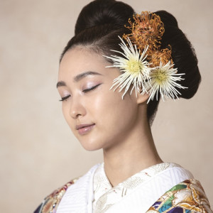 和装に似合う生花のヘッドパーツもご用意いたします|ラグナスイート 新横浜 ホテル＆ウェディングの写真(16803458)