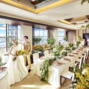 シンプルな会場なので白×グリーンやナチュラルな雰囲気も似合う。メインテーブルをソファーに変え、ゲストと距離の近いパーティを。|ラグナスイート 新横浜 ホテル＆ウェディングの写真(27634801)
