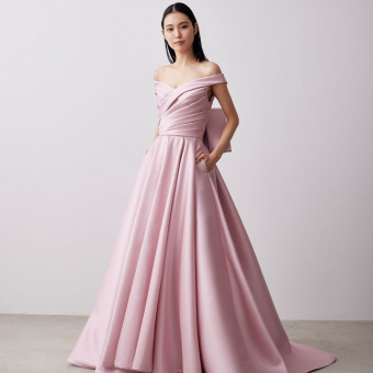流行のスモークピンク、広がりすぎないラインが大人かわいい印象を与えるドレス
