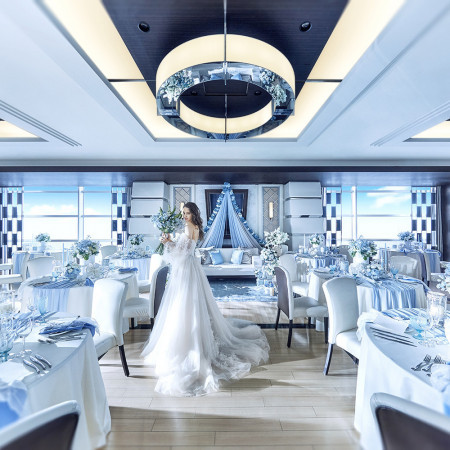 シャンデリアや内装に「さりげない輝き」を施した大人花嫁に相応しい上品で優美な空間。