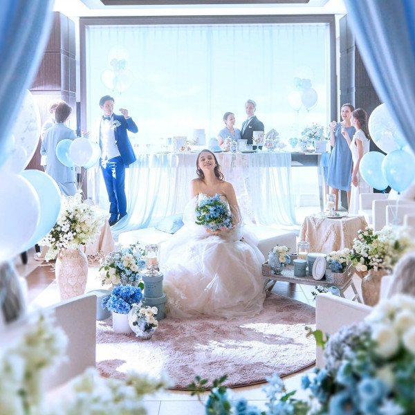 パーティ会場だけでなく、隣接するスイートロビーも貸切♪空間を自由に使ってふたりらしい結婚式にして