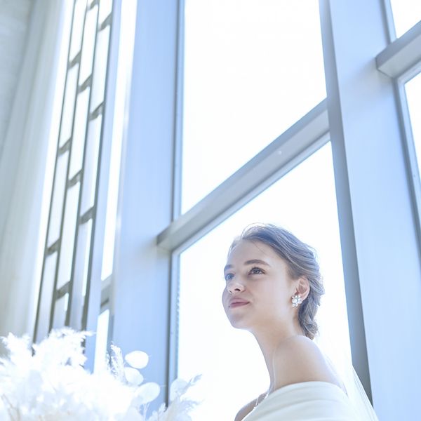 開放的な一面窓から射し込む自然光は、ご新婦様の肌を綺麗に見せる|ラグナスイート新横浜 ホテル&ウエディングの写真(39868171)