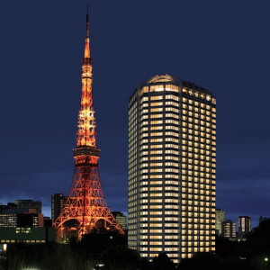 港区芝公園の中に位置するザ・プリンス パークタワー東京は隣に東京タワーがそびえ立つ特別な立地。|ザ・プリンス パークタワー東京の写真(3169150)