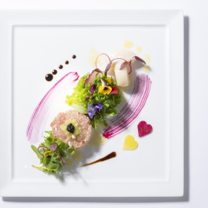 お皿をキャンバスに見立てて、一品目から華やかで繊細なお料理を提供。|ザ・プリンス パークタワー東京の写真(3795153)