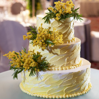 高揚感を感じさせる黄色いミモザが特徴のケーキ。シンプルでありながら上質感のある一品。