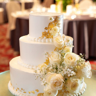「永遠の愛」を意味する白いバラと金箔をあしらったケーキ。大人の上質ウエディングにおすすめ。