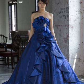 色のはっきりしたブルーのドレスは花嫁様を大人っぽく仕上げます！