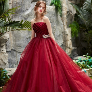 やっぱり人気の赤いドレス！シンプルながらも品があるのでご試着の価値あり！