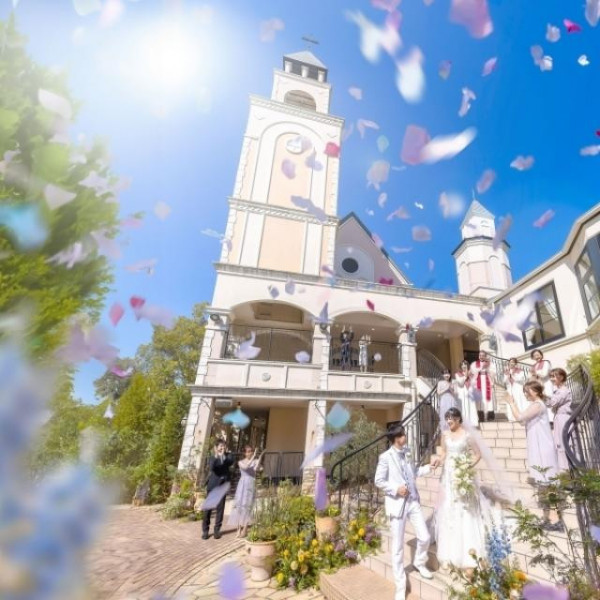 南フランスの街並み佇む中庭へと降りる大階段で、フラワーシャワーの祝福を...