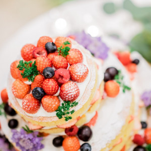 生花が乗せられた、ネイキッドケーキ。お花を乗せると、より鮮やかになりますね。|アルコラッジョ(arcoraggio) マリエールの写真(1589180)