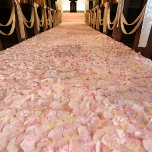 バージンロード一面に敷かれたピンク色の花びら。フラワーバージンロードは、可愛らしい雰囲気をお好みのお客さまにぴったりです!!♡|アルコラッジョ(arcoraggio) マリエールの写真(1638845)
