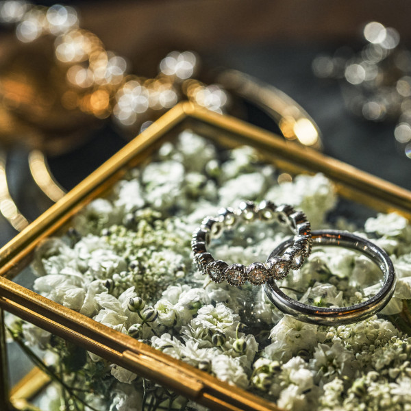 挙式の際には、婚約指輪と結婚指輪の両方をつけてもOK