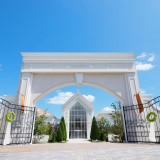「正面入り口」大きな門をくぐり抜けると非日常空間がゲストを包み込む【ララシャンスいわき】