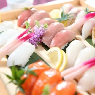 当日はお二人の披露宴の進行に合わせて料理を仕上げていきます。