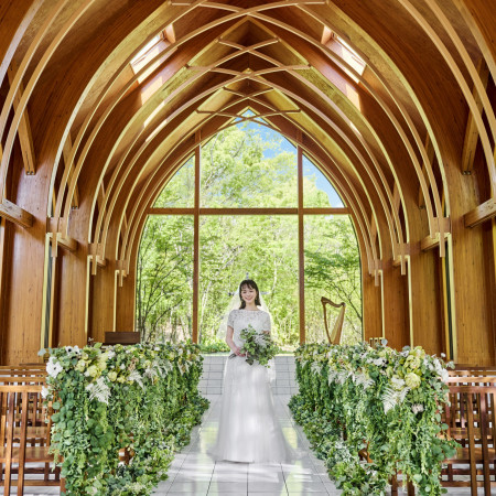 【サンタムール教会】ここにしかない木のチャペル。アットホームな雰囲気で飾らない等身大の挙式スタイル。開放的な光にあふれた結婚式ならこのチャペル。