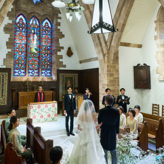 ご親族様の席が対面式に。お二人の姿をじっくり見ていただくことができます。