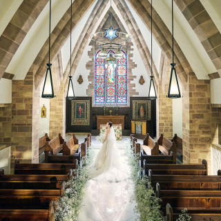 鮮やかなステンドグラスが彩る温もりあふれるチャペル。