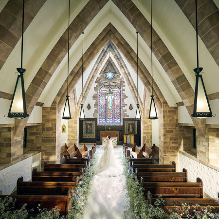 美しいステンドグラスの色彩がバージンロードに写り込む様子は訪れる人全てを魅了する