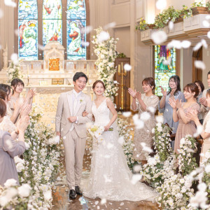 祝福のフラワーシャワーで、ふたりもゲストも笑顔溢れる|南蔵王・聖ペトロ教会の写真(52911138)