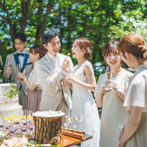 ガーデンでアフターセレモニーやウェルカムパーティーも♪ピンチョスやドリンク片手に会話を楽しんで|南蔵王・聖ペトロ教会の写真(53110676)