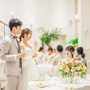 パーティー中もひとりひとりのゲストとゆっくりお話を。参列くださったお礼を伝え、思い出話で盛り上がって|南蔵王・聖ペトロ教会の写真(52911277)