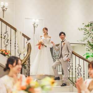 会場内にある階段からの入場は、ゲストがアッと驚く演出のひとつに|南蔵王・聖ペトロ教会の写真(52911561)