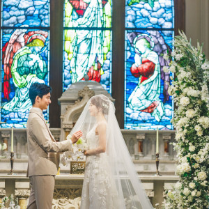 ステンドグラスが美しく輝く聖堂。結婚式後いつ見ても変わらず「美しい」と思える姿で、ふたりを見守り続けます|南蔵王・聖ペトロ教会の写真(53487409)