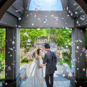 挙式後のフラワーシャワーはガーデンにて。ゲストと祝福をわかちあう幸せの時間へ|南蔵王・聖ペトロ教会の写真(52911425)