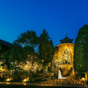 ライトアップされたガーデンは、幻想的な雰囲気に。明るいガーデンからのギャップがゲストの心に残る。|南蔵王・聖ペトロ教会の写真(2822458)