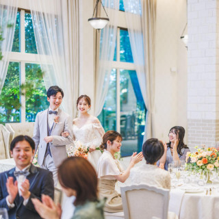 白を基調に、ふたり好みにアレンジできる。自然光がさしこみ開放感いっぱいの空間でリラックス