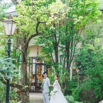 青空の元、緑あふれるガーデンにて撮影を♪四季折々の草花がふたりをお出迎え