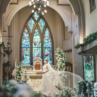 ステンドグラス輝く教会は、憧れの花嫁フォトを残すことができる