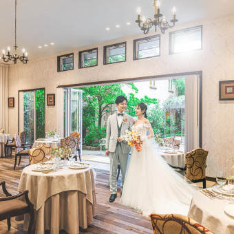 少人数専用会場にもガーデン併設。大窓から見える自然溢れる空間に、ゲストも心落ち着かせる。