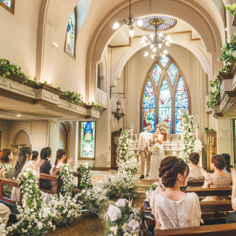 表情も見える距離感の聖堂で、ゲストに見守られながらふたりの新たな人生の決意表明を