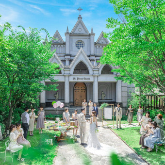 結婚式の始まりはガーデンのウェルカムパーティーから。ふたりがゲストをお出迎えしても♪