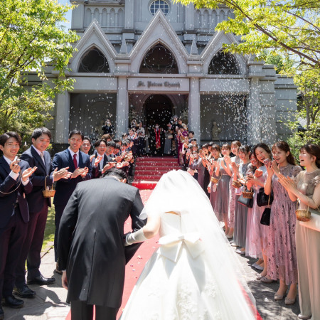 アフターセレモニーは教会前のガーデンにて。ゲストと祝福を分かち合って