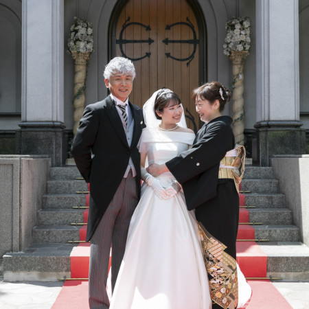 親子二世代でのご結婚式も承っております。憧れとしてきた親御様と同じ場で、新たな家族の始まりを