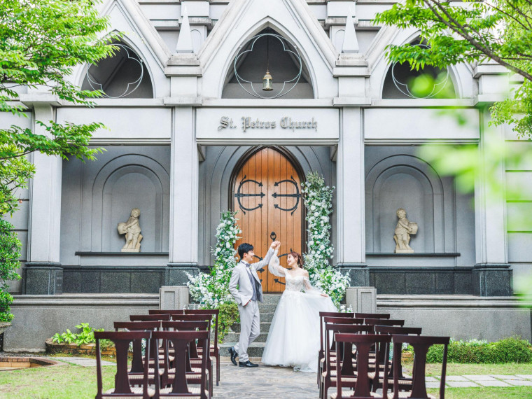 季節の花々に包まれ 柔らかな笑顔が溢れるガーデンウエディング