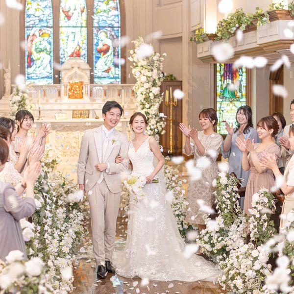 祝福のフラワーシャワーで、ふたりもゲストも笑顔溢れる|南蔵王・聖ペトロ教会の写真(52911138)