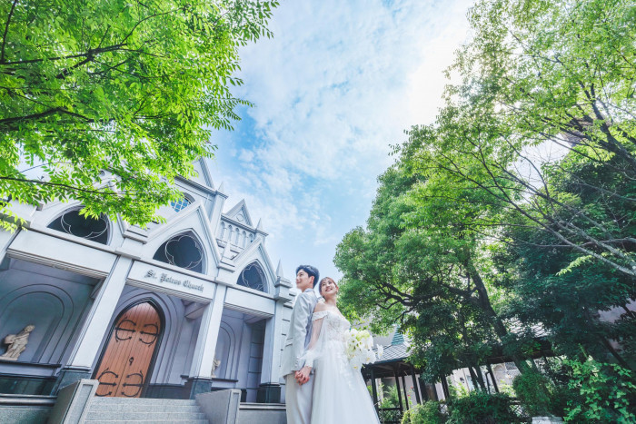住宅街に佇む、緑に囲まれた教会でのフォトウエディング