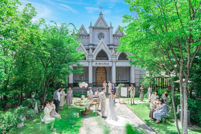 ガーデンでゲストをお出迎えするところから始まる結婚式も◎1日1組貸切だから、進行も自由に