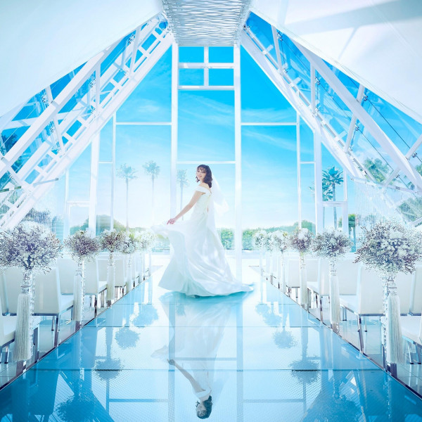 目の前に広がる空と海に囲まれた開放感溢れる空間で素敵な挙式を叶えよう！