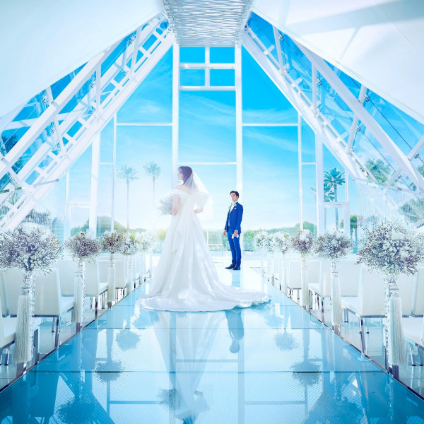 ガラス張りのチャペルと、木造建築のチャペルからお選びいただけます☆